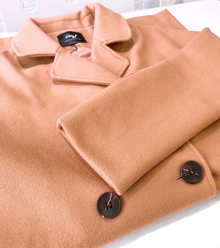 For J - Manteau uni à double boutonnage et poche