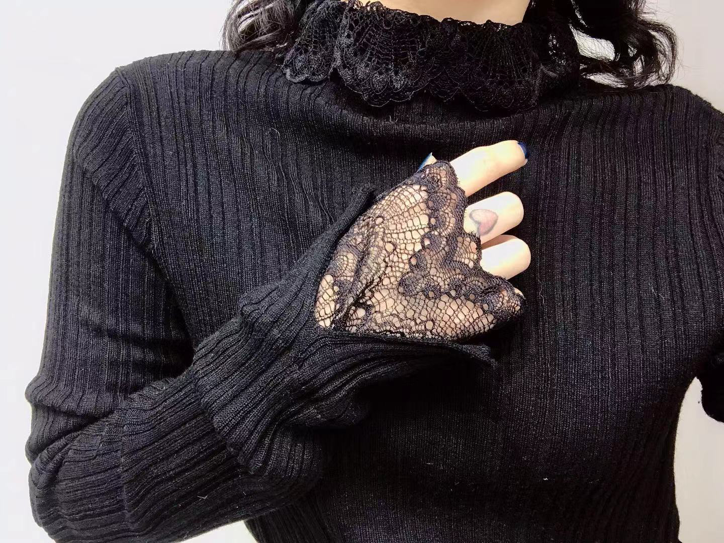 Chi Chi - Haut à col roulé côtelé avec dentelle fantaisie