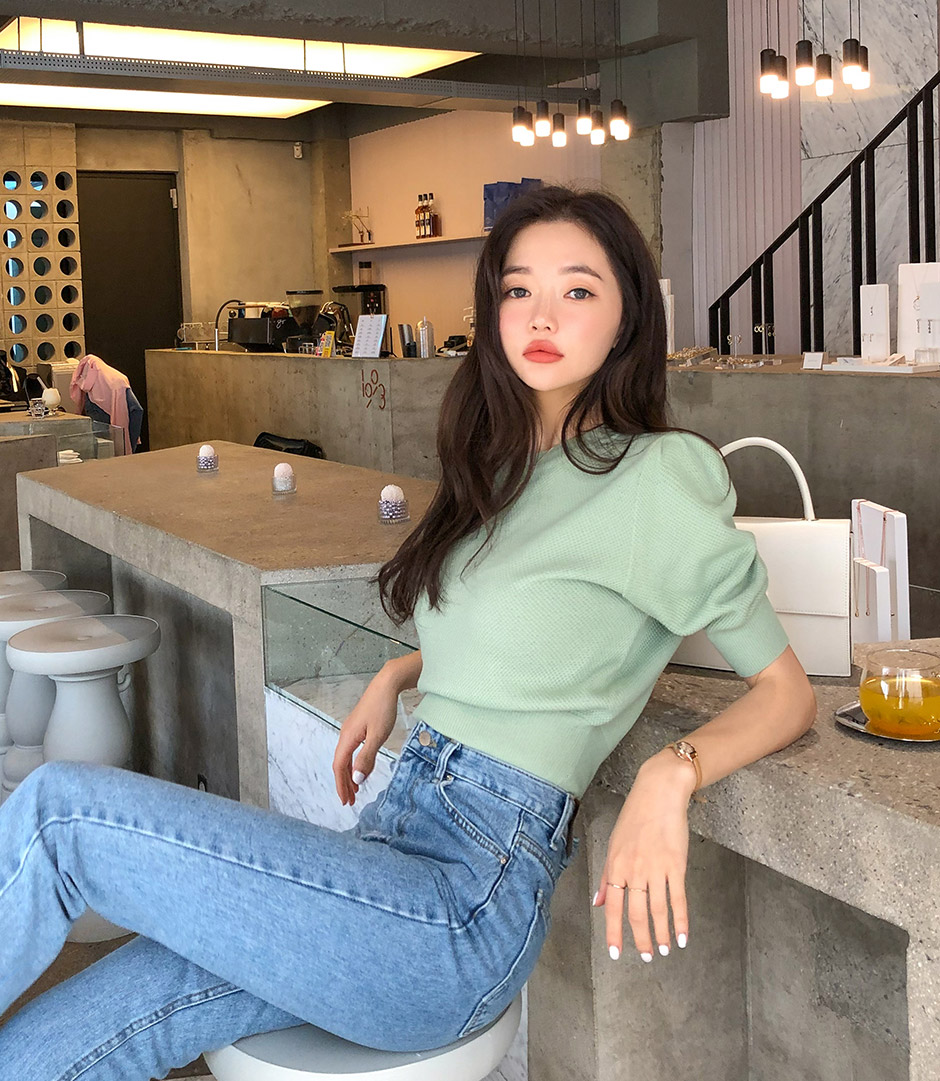 chuu - Round-Neck Cropped Knit Top