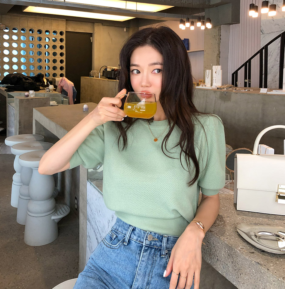 chuu - Round-Neck Cropped Knit Top