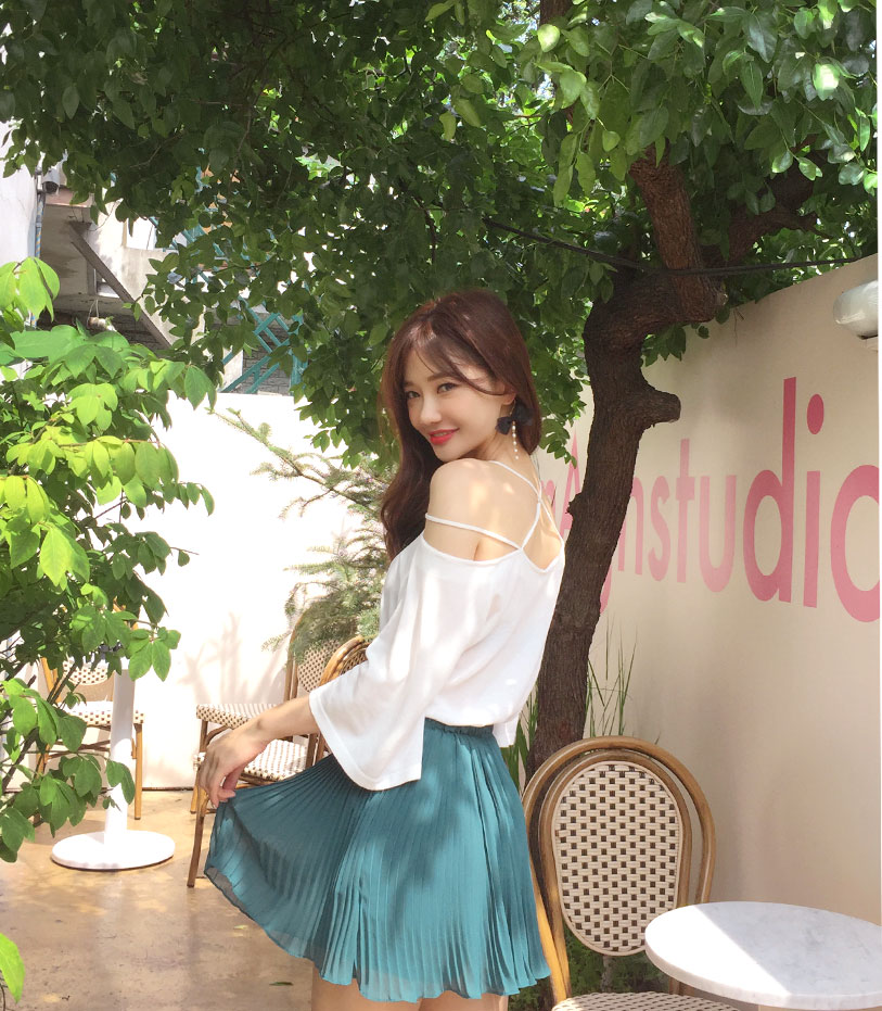 chuu - Cold-Shoulder Elbow-Sleeve Strappy Top